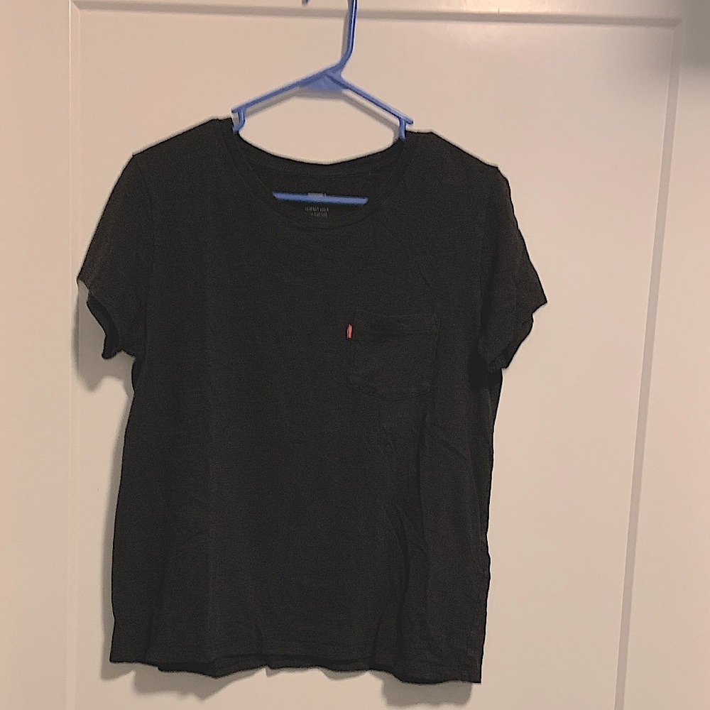 Black Levi’s tee